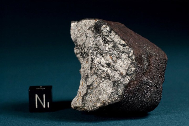 Житель Бийска нашел метеорит во время сбора грибов