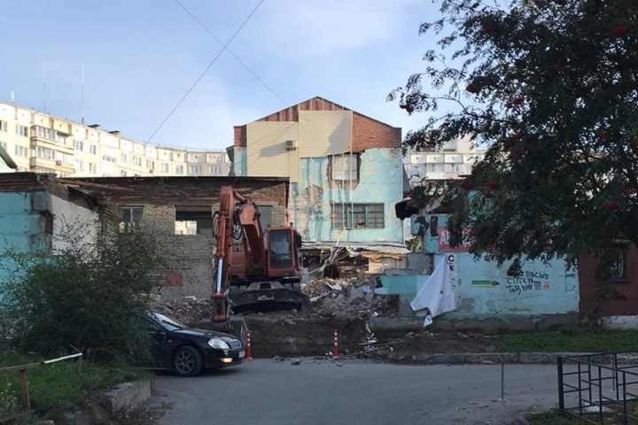 Новосибирцы перекрыли въезд на стройку многоэтажки на месте бывшей шоколадной фабрики