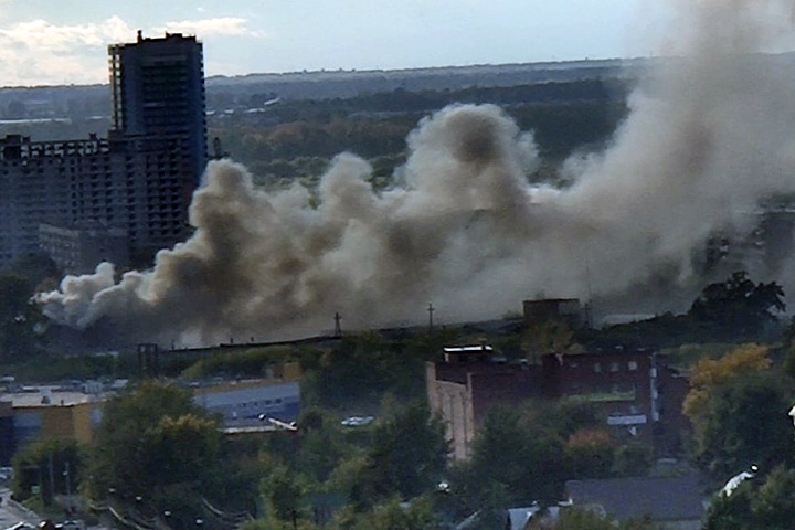 Производственные корпуса загорелись в Новосибирске