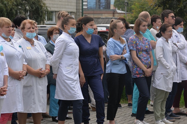 Новосибирские медики заявили пикет против отказов в выплатах за COVID