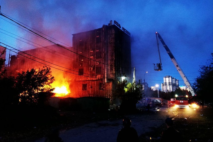 Банкетный комплекс загорелся в центре Новосибирска