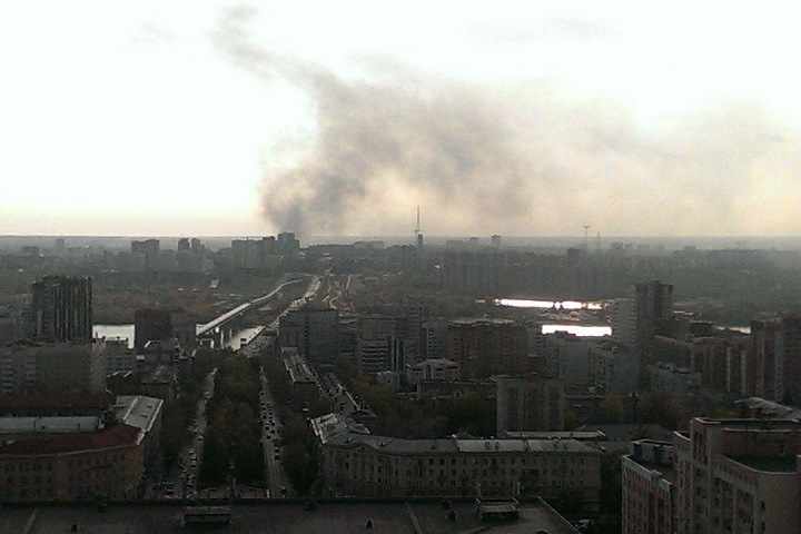 Склад автомасел загорелся в Новосибирске
