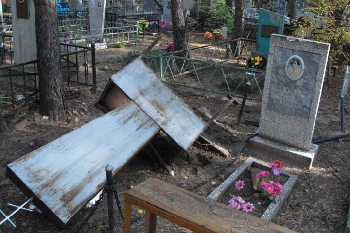 Вандалы разгромили новое кладбище под Новосибирском