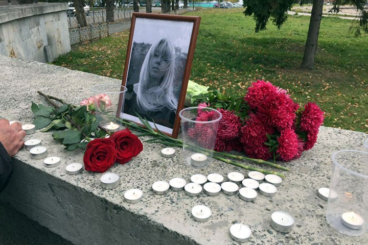 Новосибирцы зажгли свечи у МВД в память о погибшей журналистке Славиной