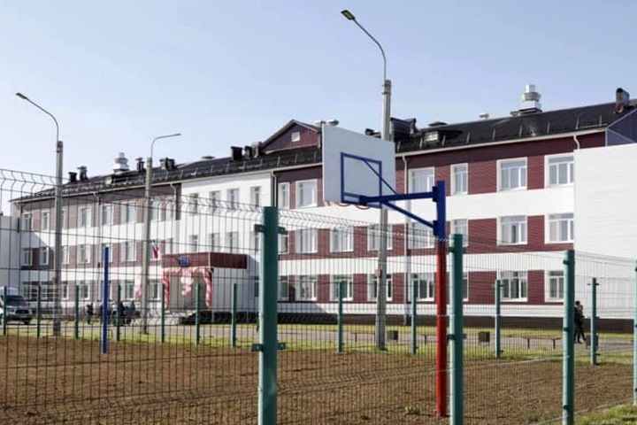 Иркутские власти похвалились открытием школы, которая строилась почти 30 лет