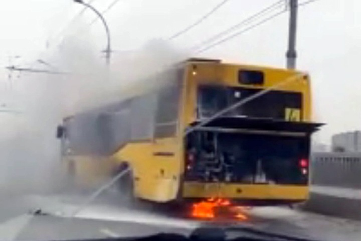 Автобус загорелся на Димитровском мосту в Новосибирске