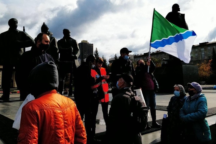 Суд оштрафовал активистку за новосибирский флаг на пикете