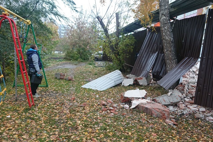 Работы по точечной застройке обрушили стену на детскую площадку в центре Новосибирска
