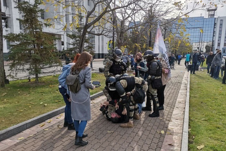 Первый разгон протестующих начался в Хабаровске
