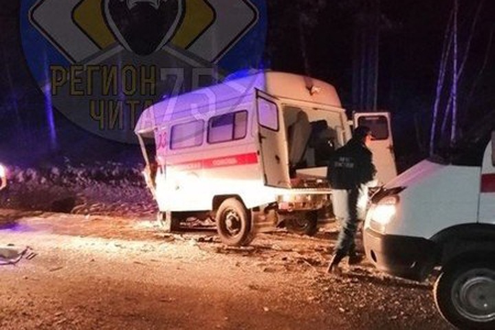 Пассажир грузовика погиб в ДТП со скорой помощью в Забайкалье