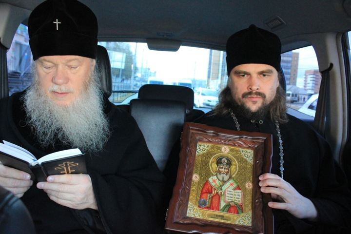 Бурятский митрополит объехал Улан-Удэ с иконой и молитвой от COVID-19