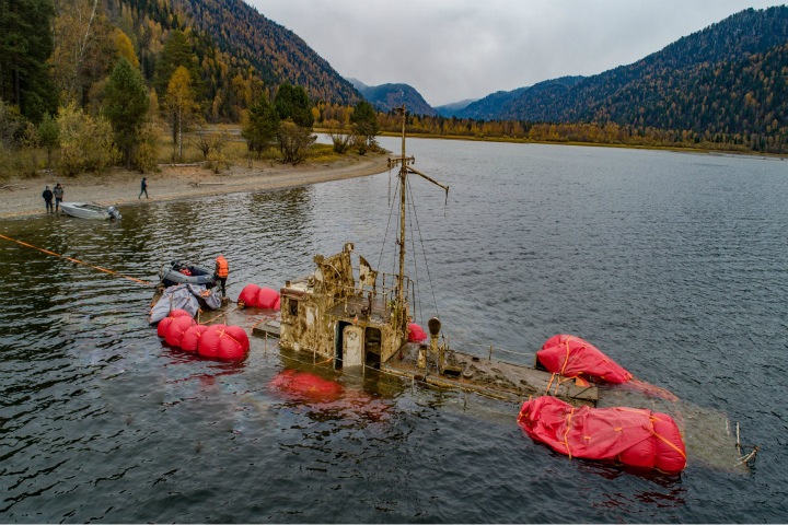 Затонувший почти тридцать лет назад катер подняли со дна реки на Алтае
