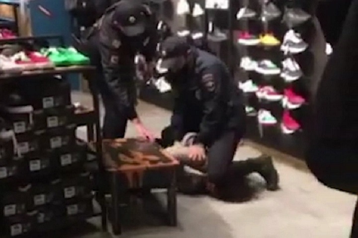 Полицейский придавил коленом голову иркутской девочке-подростку