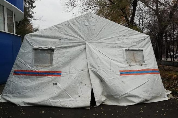 Палатки для ожидающих своей очереди к врачу появились в Кузбассе