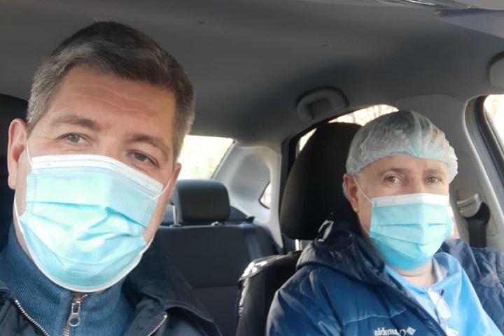 Бизнесмен и глава штаба Навального начали развозить врачей к пациентам в Иркутске