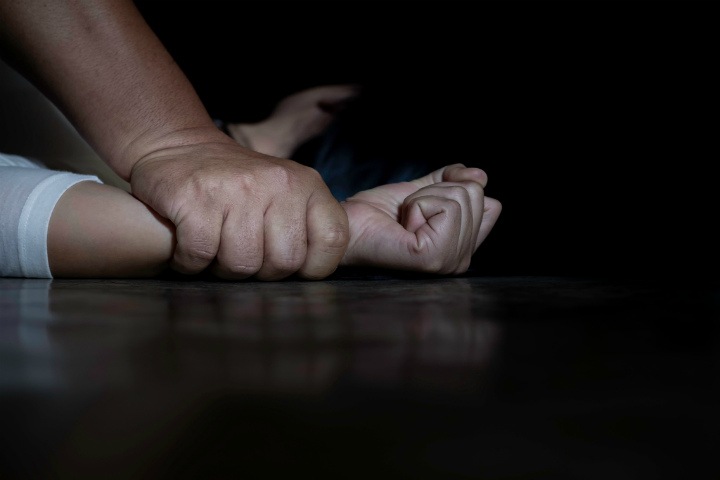 Жителю Хакасии дали 18 лет за насилие над девочкой и матерью при попытке кражи
