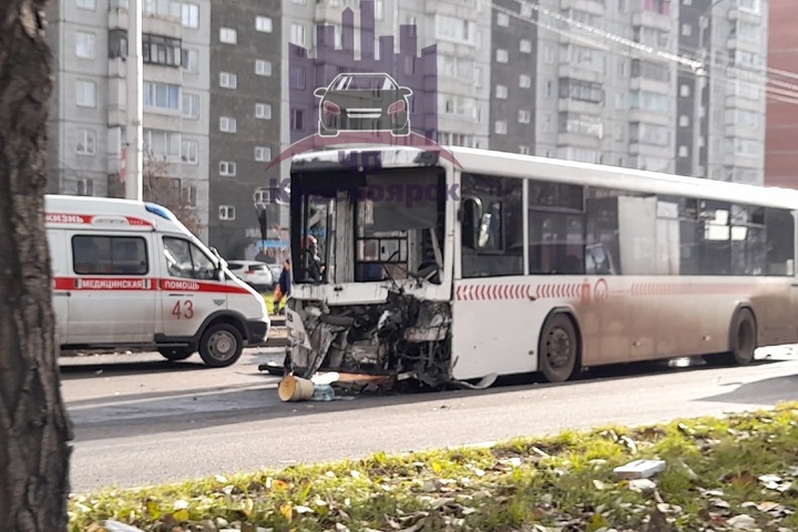 Восемь человек пострадали при столкновении автобуса и грузовика в Красноярске