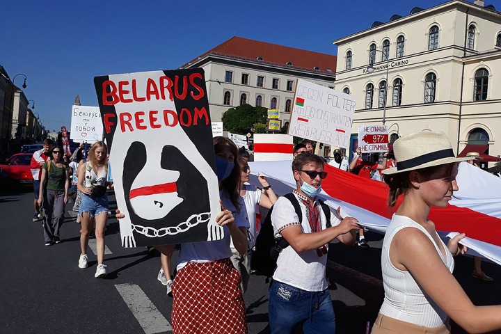 «Власть не хочет разозлить большую толпу». Чем закончатся протесты в Хабаровске и Белоруссии