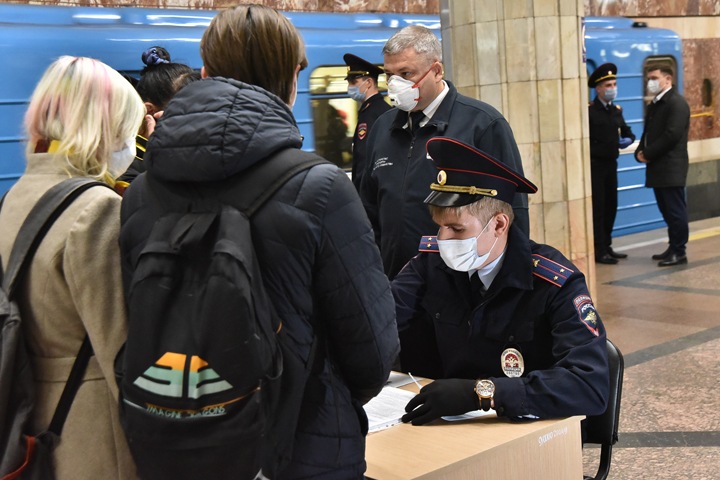 Новосибирская полиция составляла протоколы из-за масок на перроне метро