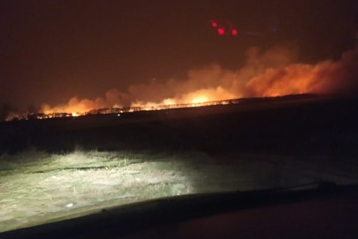 Степные пожары подошли к жилью в Омской области