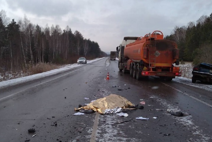 Четыре человека погибли на трассе в Красноярском крае. За рулем был 17-летний подросток