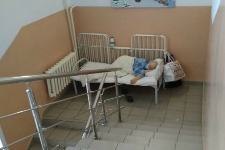 Новосибирский минздрав признал дефицит коек в больнице, где пациенты лежат на лестницах