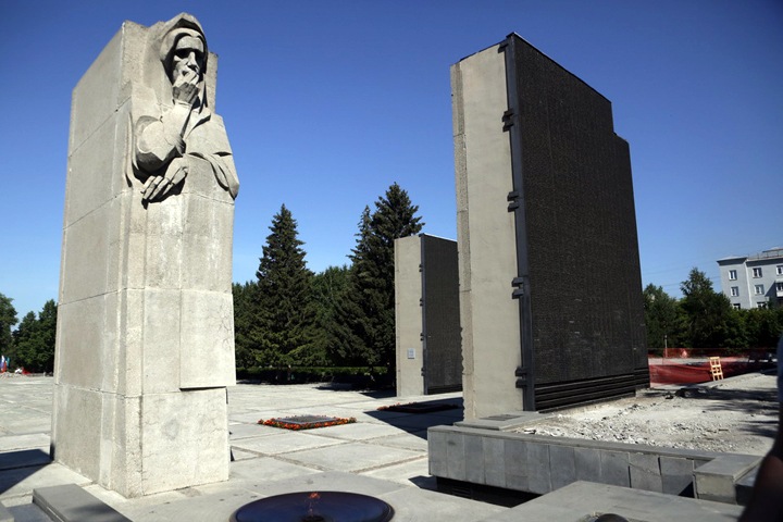 Большинство в горсовете Новосибирска поддержало «точечную застройку» у Монумента Славы