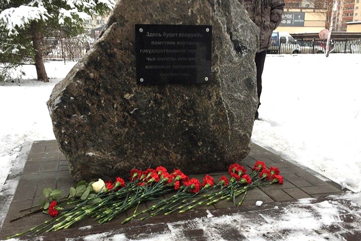 «Очень важно сохранить память об этих людях»: новосибирцы открыли монумент жертвам репрессий