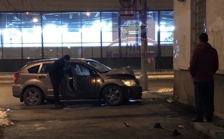 Пьяный водитель врезался в дом в Красноярске, убегая от полиции