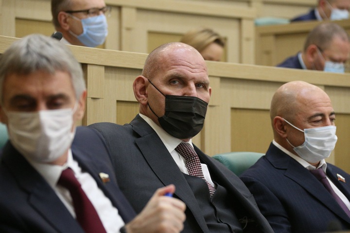 Какие сибирские сенаторы поддержали ограничение полномочий регионов и лишение судей слова