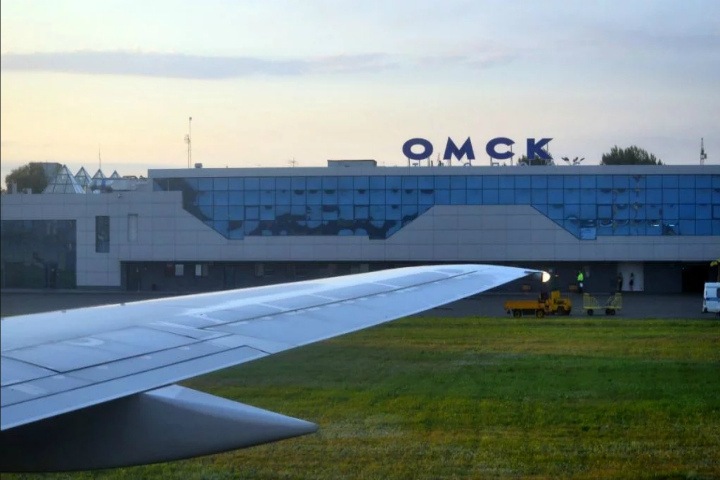 Сотрудники омского аэропорта выплатили более полумиллиона за повреждение самолета