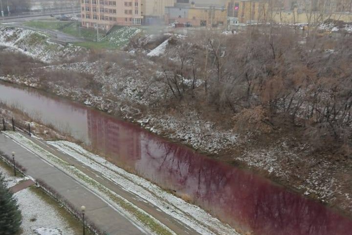 Река в Кемерове стала багровой
