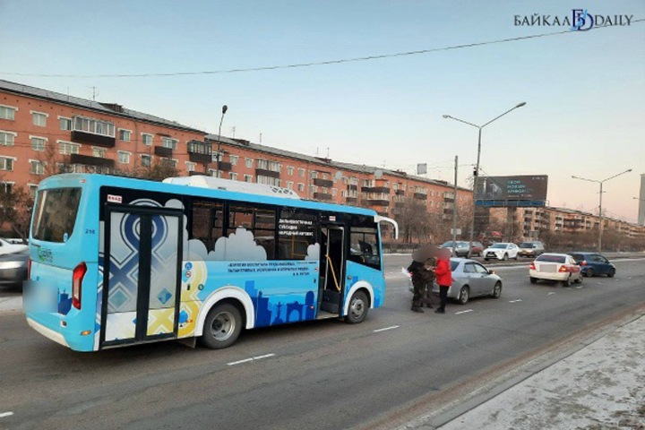 Автобус с цитатой Путина попал в ДТП в центре Улан-Удэ