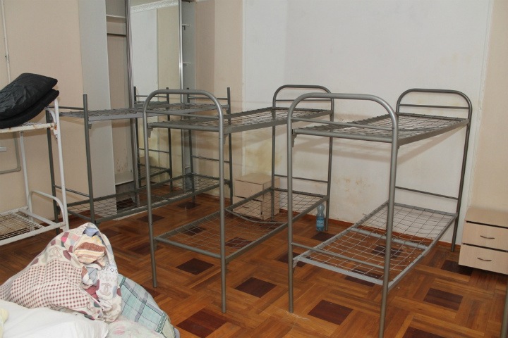 «Приковали цепью к кровати»: родственница постояльца кузбасского ребцентра заявила об издевательствах в учреждении