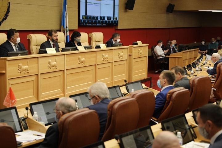 Иркутское заксобрание одобрило дефицит денег на зарплаты бюджетникам