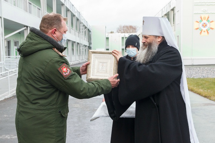 Новосибирский митрополит освятил коронавирусный госпиталь Минобороны