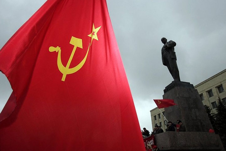 Омича судили за видео, где флаг СССР «победил» флаг нацистов