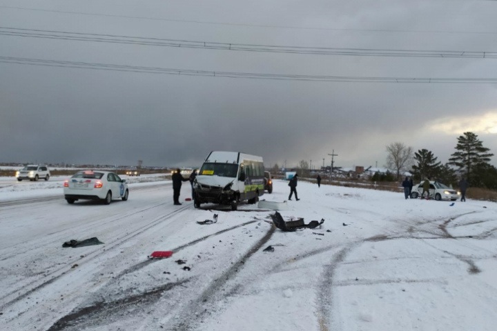 Люди погибли при столкновении маршрутки с машиной в Красноярском крае
