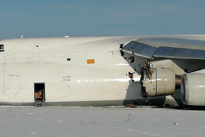 Фрагменты аварийно севшего в Новосибирске самолета разлетелись по округе