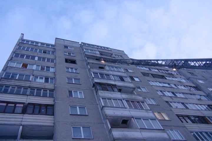 Омский врач разбился, выпав из окна многоэтажки