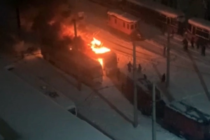 Трамваи загорелись в новосибирском депо
