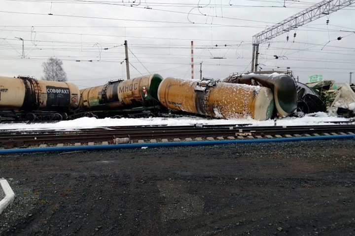 Названа причина схода десятков вагонов на новосибирской железной дороге