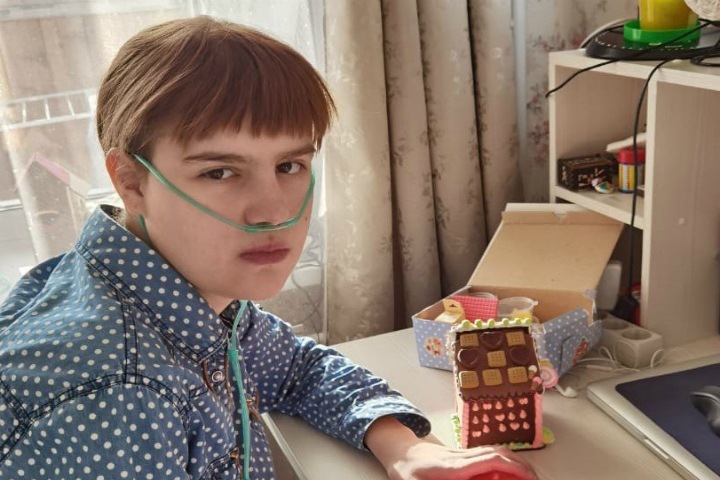 Новосибирской девочке-подростку с пороком сердца нужен дорогой прибор для дыхания