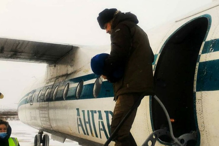 Глава Забайкалья отправился на рейсовом самолете в район, оставив пассажиров ждать следующий