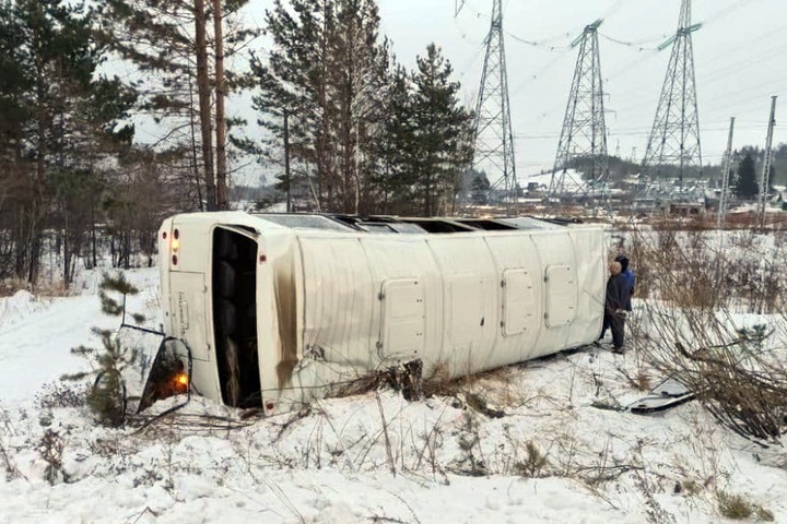 Автобус с пассажирами опрокинулся в Иркутской области