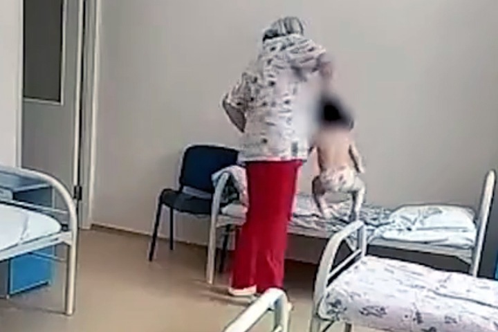 «Таскали за волосы и били детей»: медсестрам из новосибирской больницы предъявили обвинение