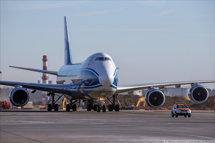 Грузовой самолет совершил незапланированную посадку в новосибирском аэропорту