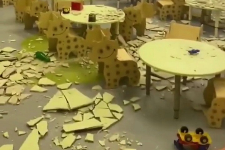 Потолок обрушился в открытом шесть дней назад детском саду Кемерова