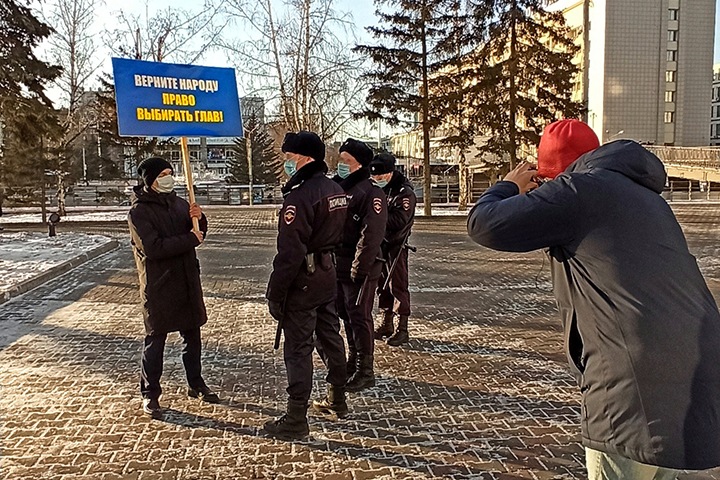 Полиция задержала красноярского сторонника ЛДПР во время пикета о возвращении прямых выборов мэра