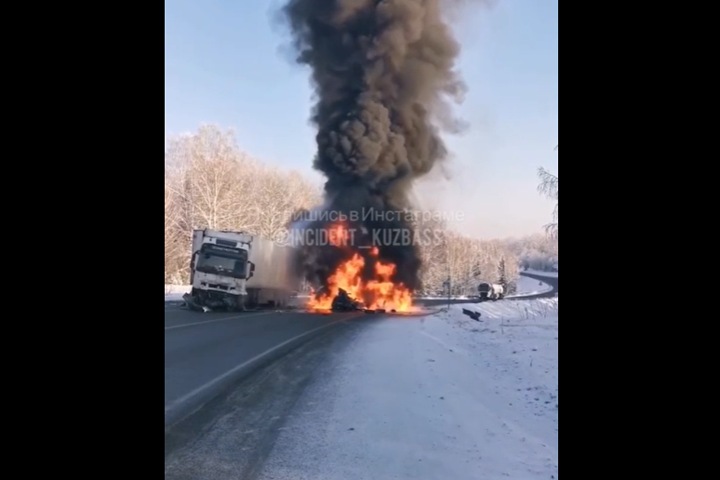 Три человека сгорели в автомобиле после ДТП в Кузбассе